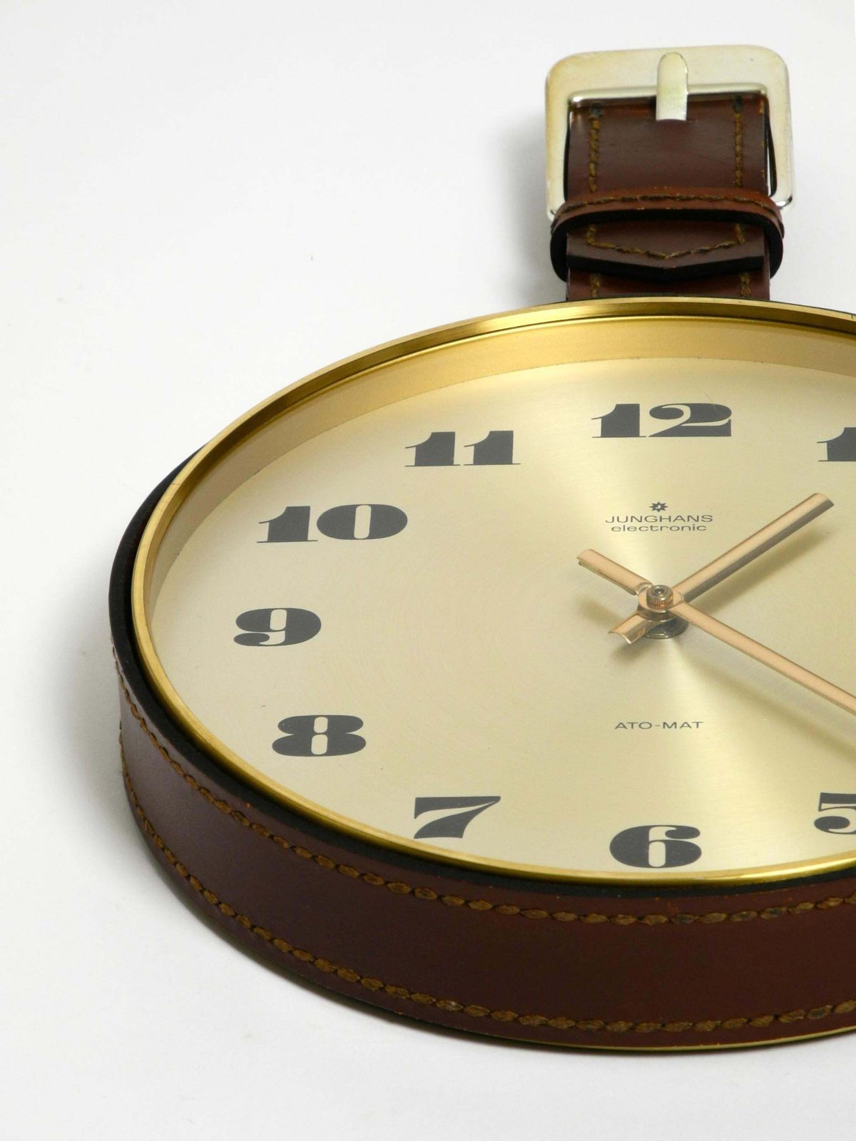 photo vinterior Junghans Messing Wandklok uit de jaren 1960 met Lederen Ophangband