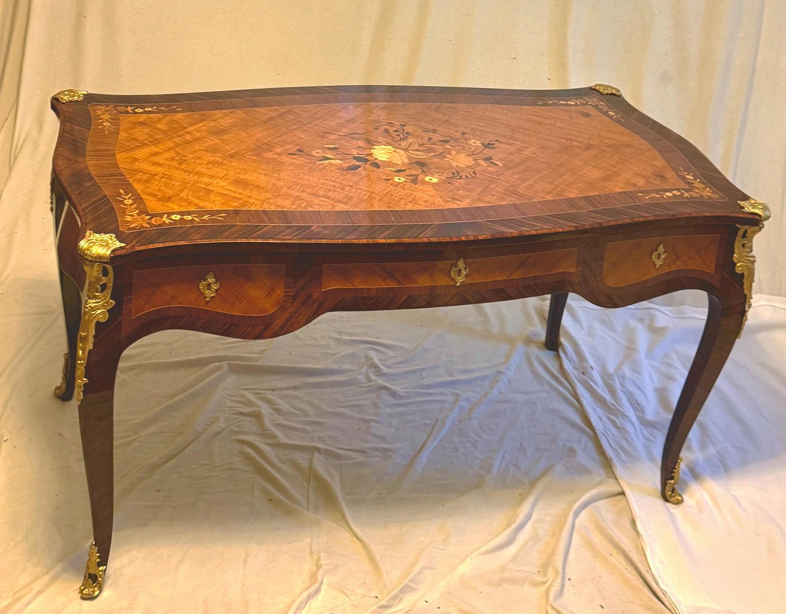 photo vintage French Louis XV Style Dame Bureau Plat, Desk With Marquetry And Bronze Mounting