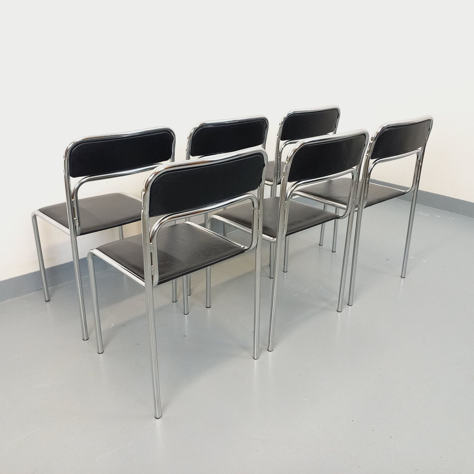 6 Italiaanse stoelen van verchroomd metaal en zwart kunstleer photo Meubels