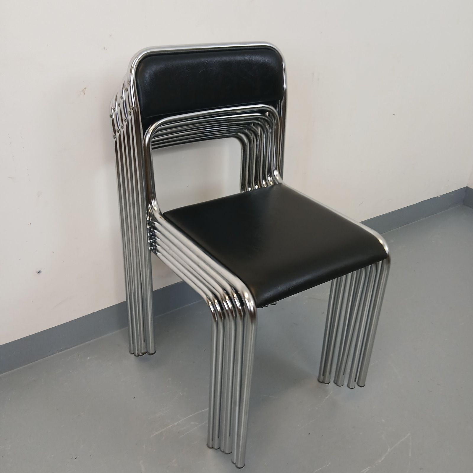 1419.0 6 chaises italiennes en métal chromé et simili cuir noir photo