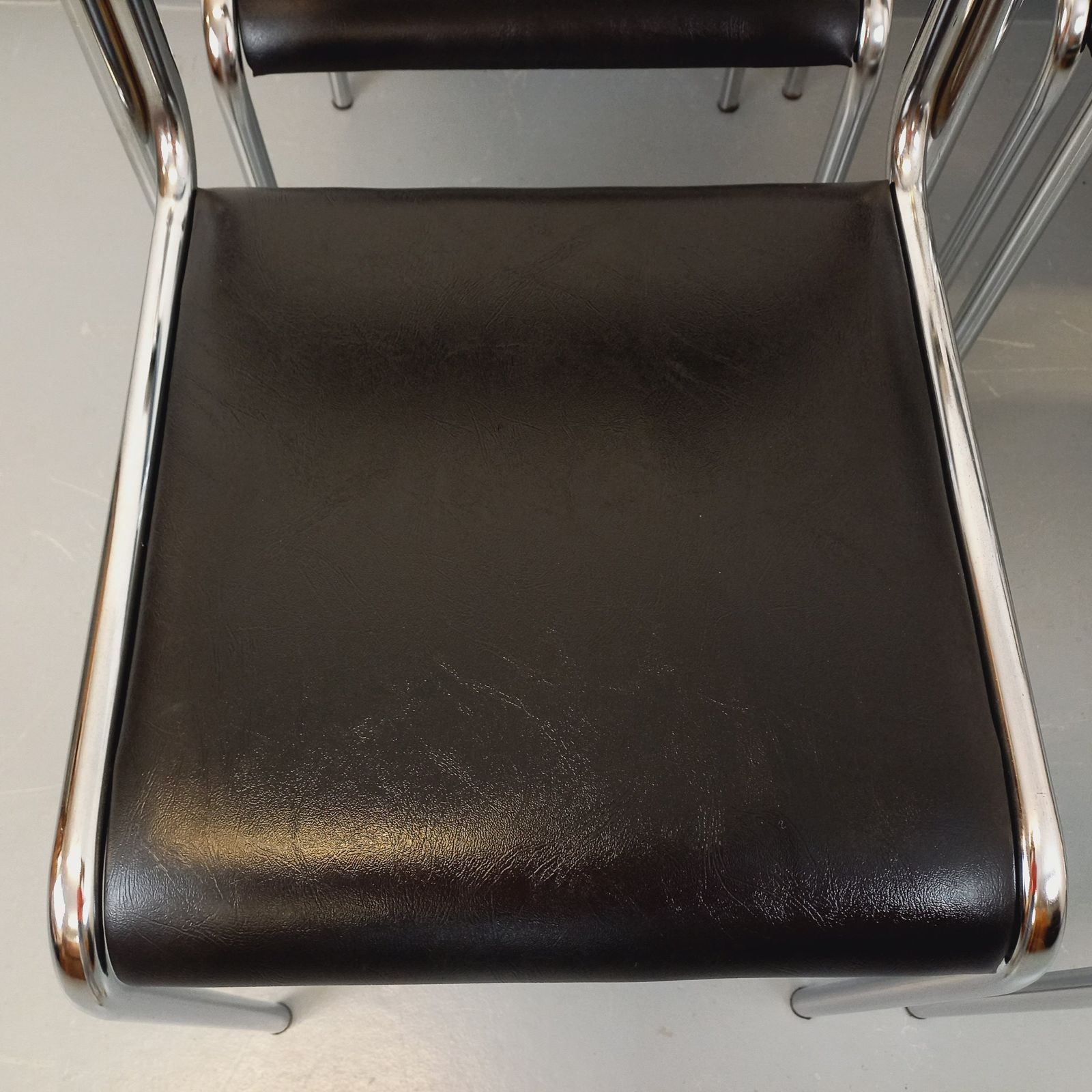 photo vinterior 6 Italiaanse stoelen van verchroomd metaal en zwart kunstleer