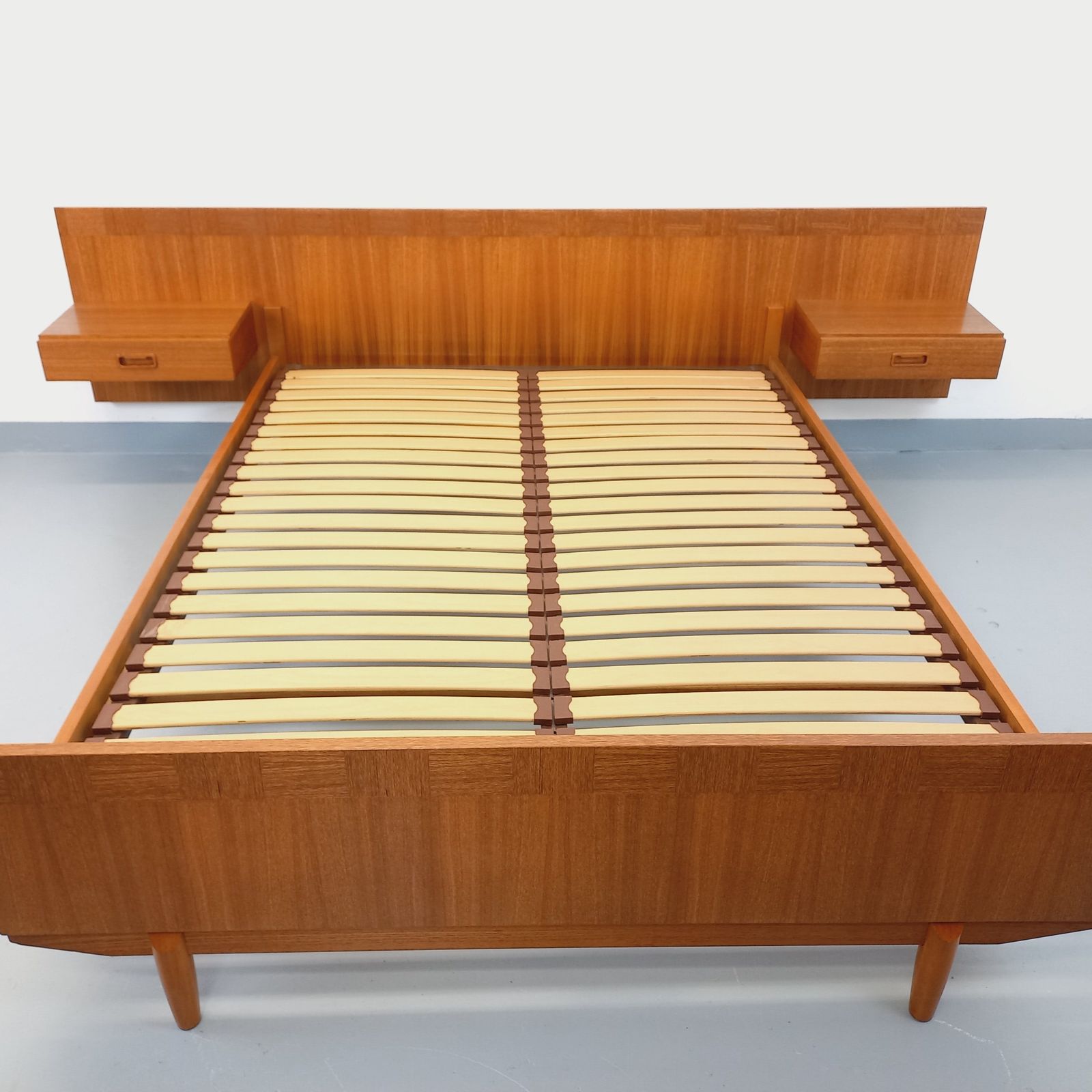 Scandinavisch tweepersoonsbed met 2 geïntegreerde teakhouten nachtkastjes photo furniture