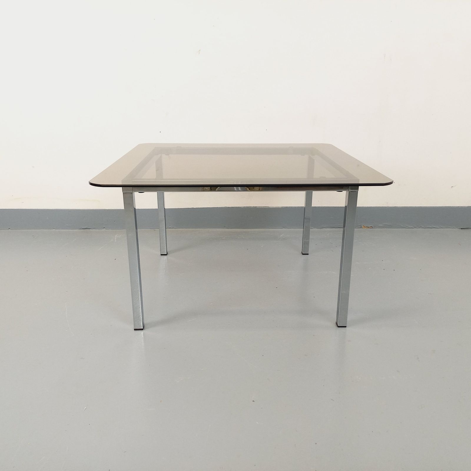 Vierkante salontafel in de stijl van Knoll, rookglas en verchroomd metaal photo furniture