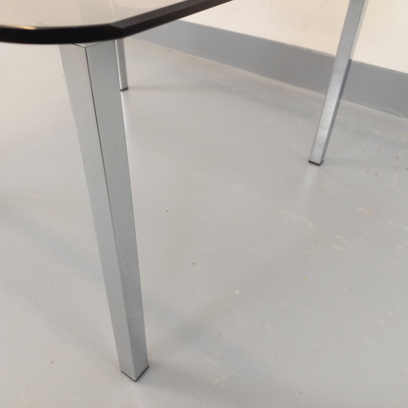 Vierkante salontafel in de stijl van Knoll, rookglas en verchroomd metaal photo vinterior