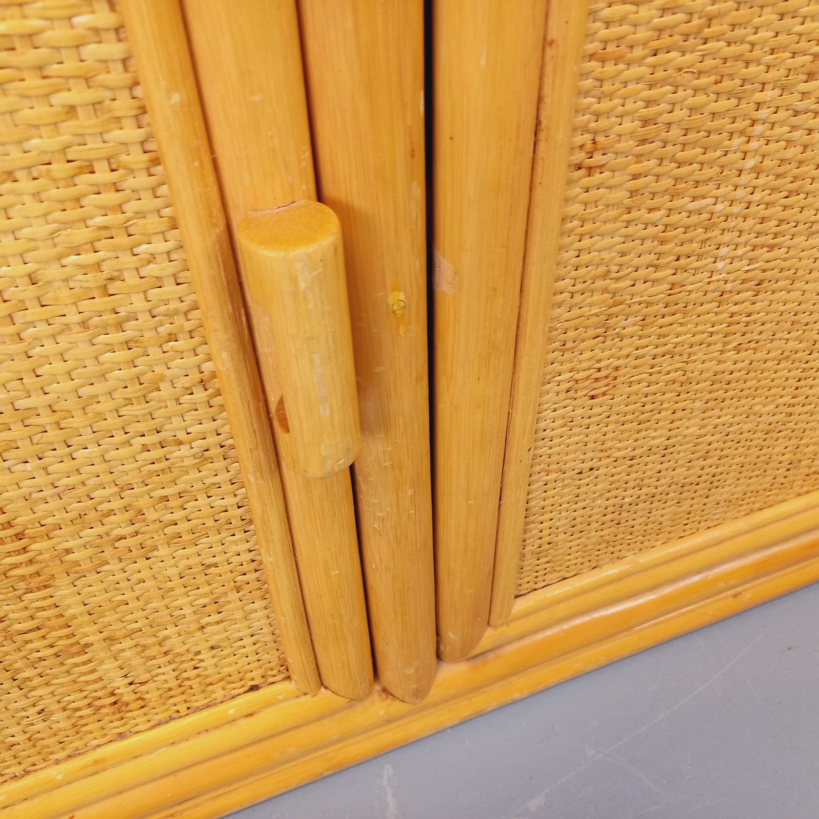 photo vintage Opbergkast van rotan en gevlochten rotan