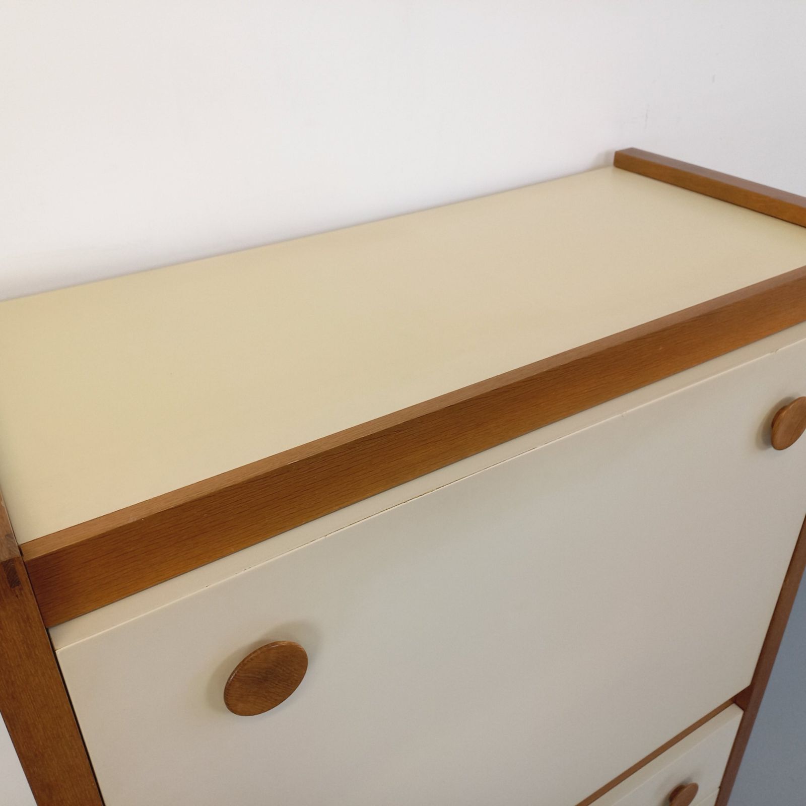 photo furniture Secretaire in eiken en gebroken wit melamine