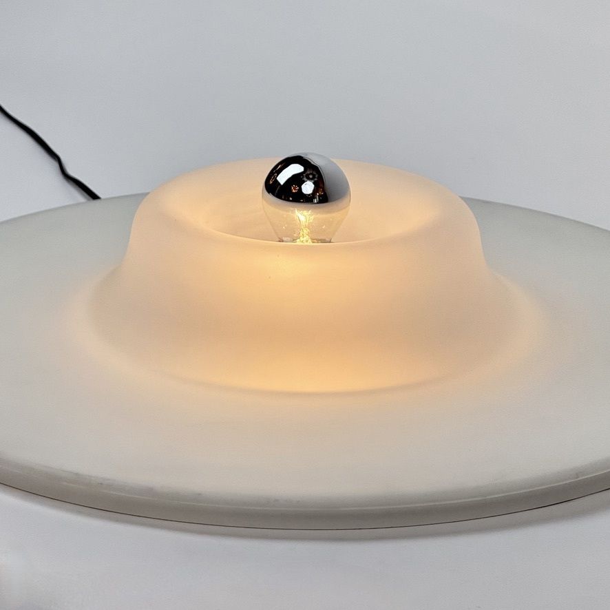 photo furniture Eind 20e eeuw, witte Space Age Murano wandlamp van Pierre Cardin voor Venini