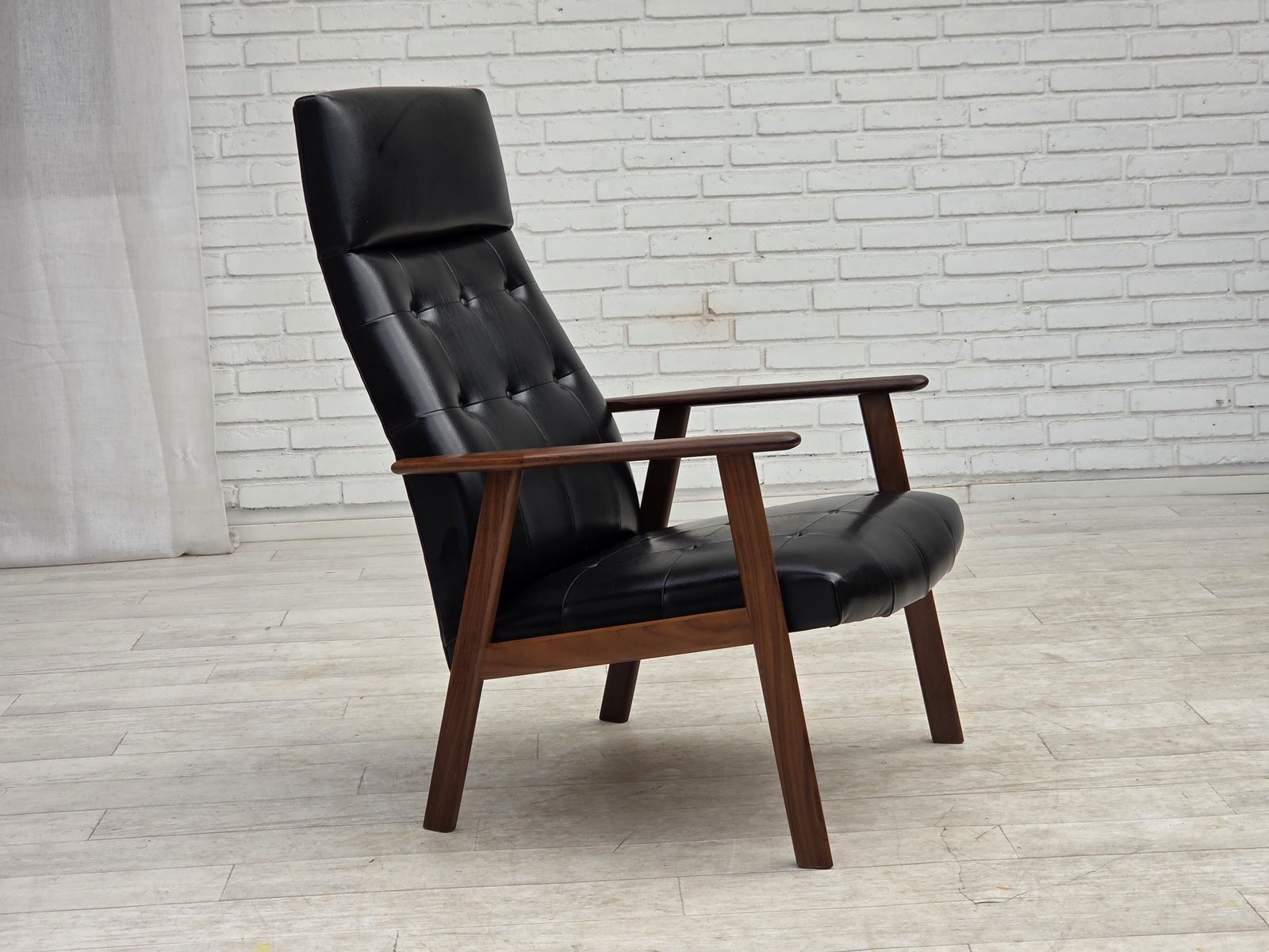 Ca. jaren 1970, Deense fauteuil, zwart kunstleer, teakhout. photo furniture