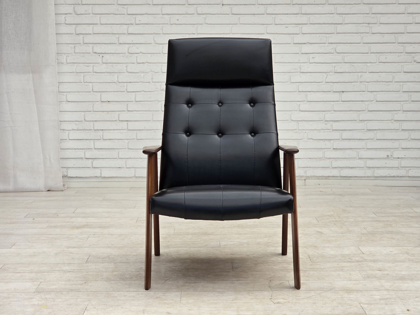 photo furniture Ca. jaren 1970, Deense fauteuil, zwart kunstleer, teakhout.