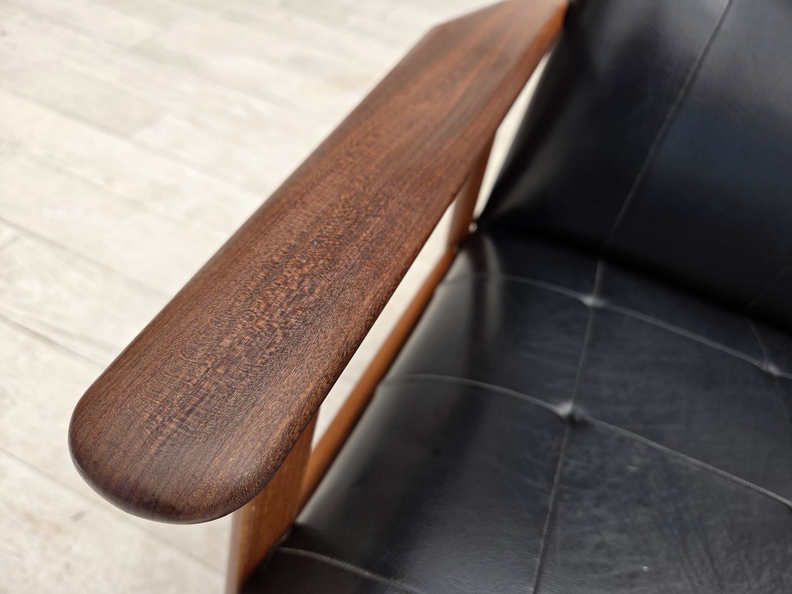 photo for sale Ca. jaren 1970, Deense fauteuil, zwart kunstleer, teakhout.