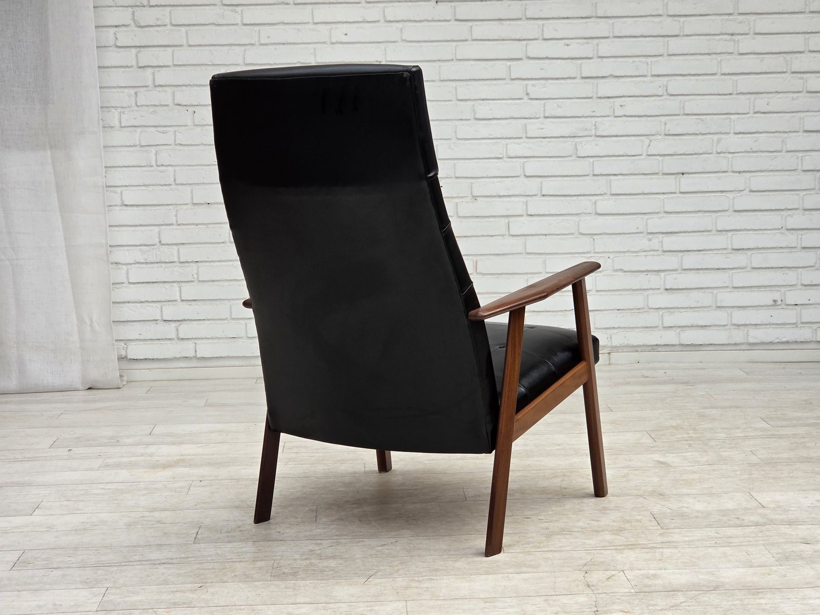 photo vinterior Ca. jaren 1970, Deense fauteuil, zwart kunstleer, teakhout.