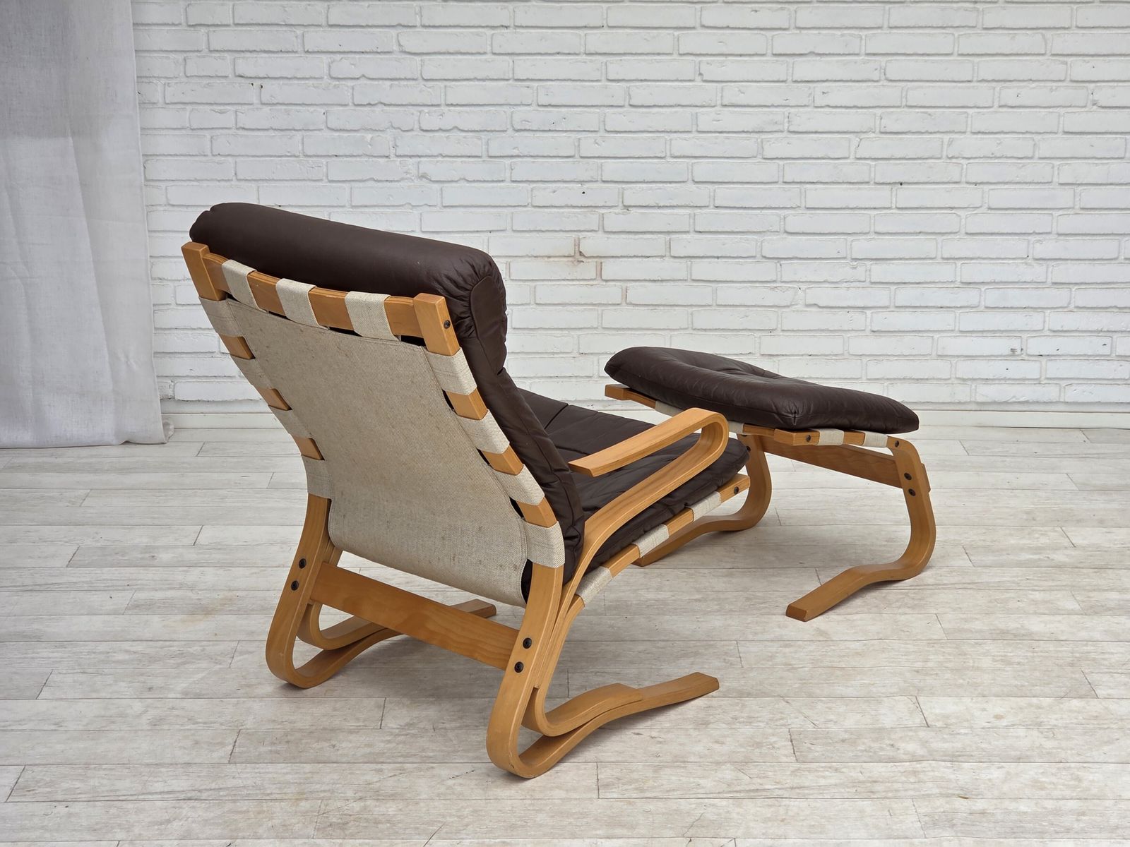 Meubels Ca. jaren 1970, Noors design van Elsa & Nordahl Solheim, set van stoel met voetenbank. photo