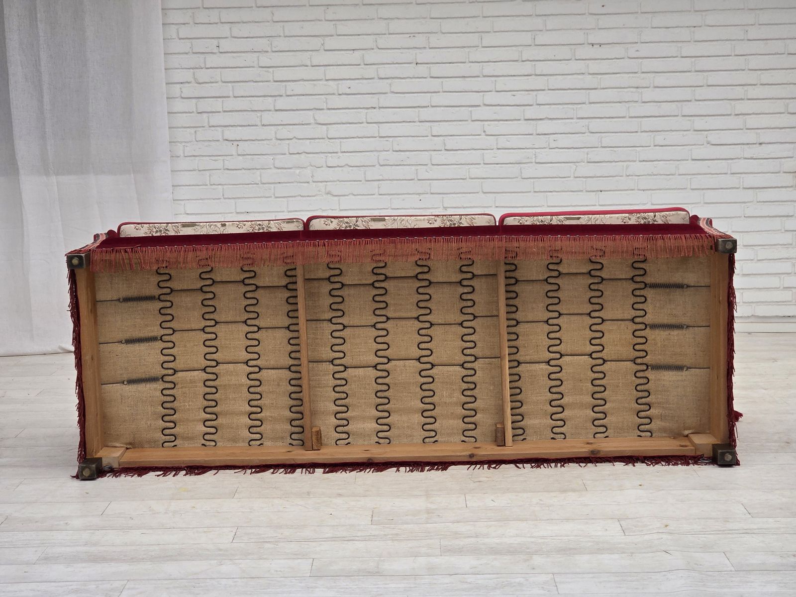 Meubels Jaren 1970, Deense 3-zits "Spanish" sofa met neervallende armleuningen, rood meubelvelours. photo