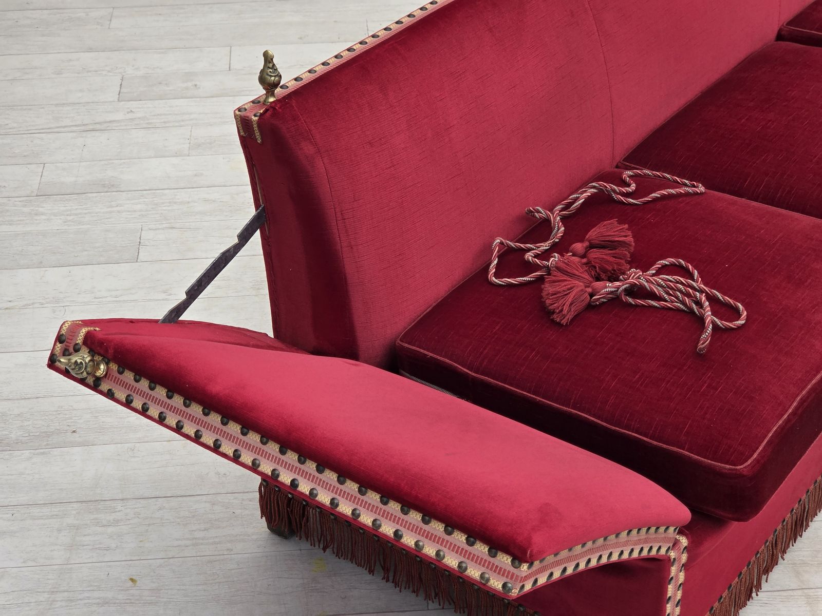 photo vintage Jaren 1970, Deense 3-zits "Spanish" sofa met neervallende armleuningen, rood meubelvelours.
