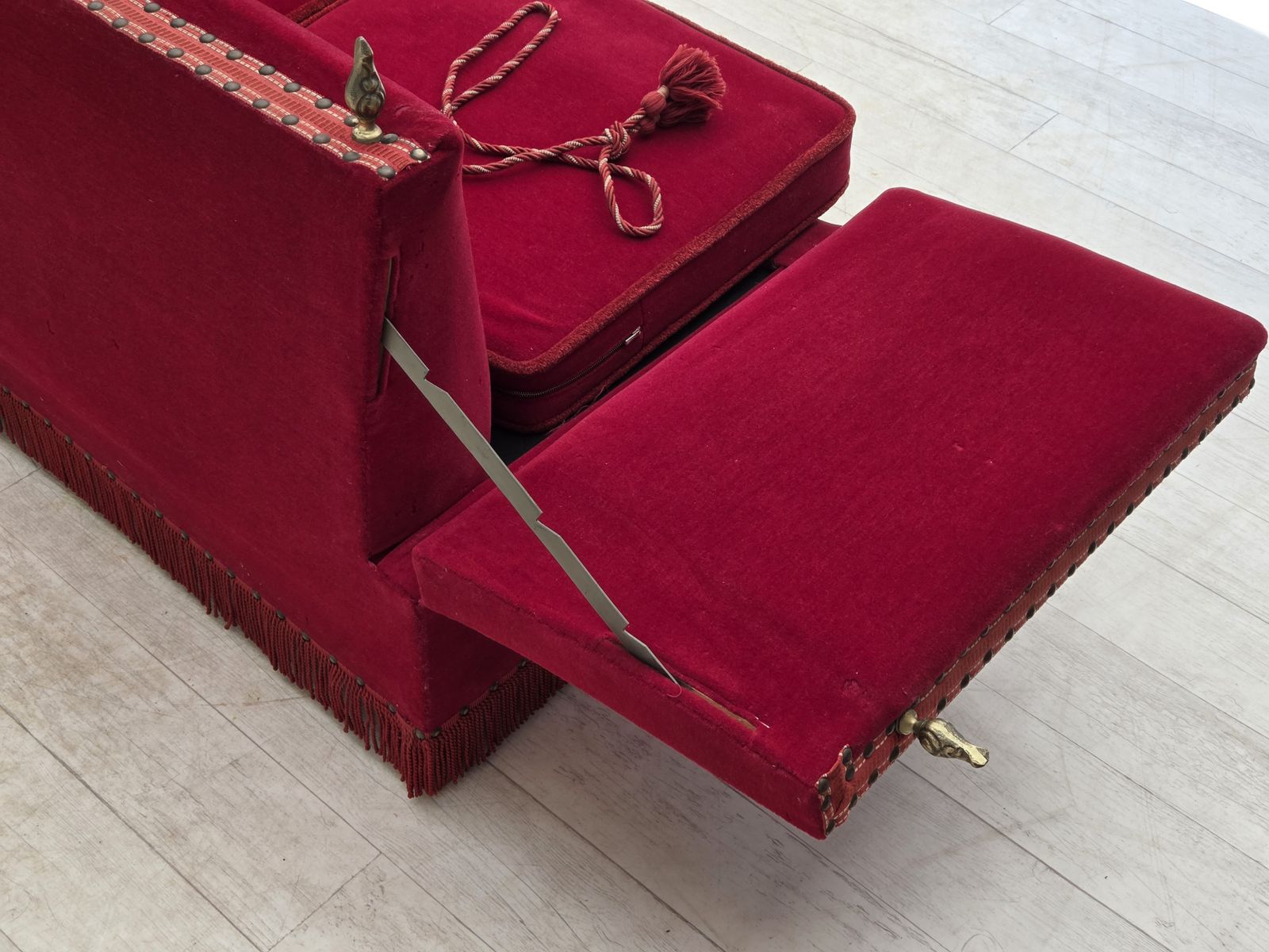 Deens 2-zits "Spanish" sofa met neervallende armleuningen, jaren 1970, rode meubelvelours. photo vinterior
