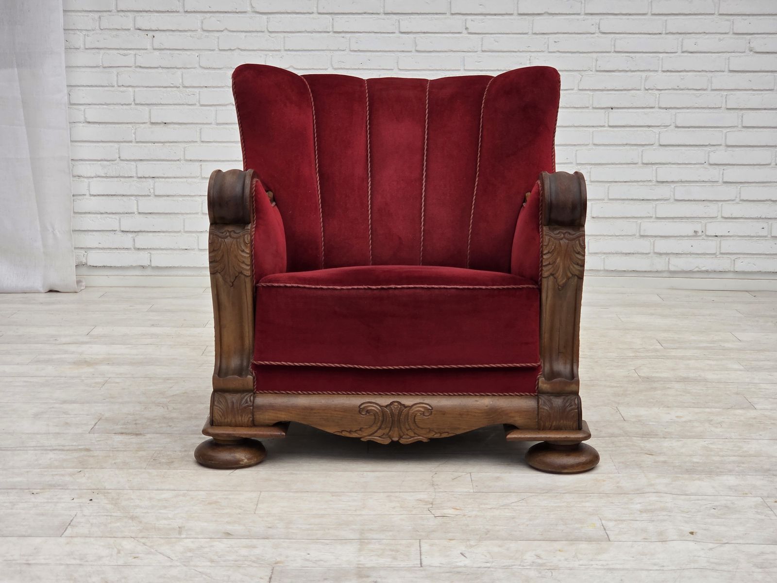 Ca. jaren 1950, Deense relax fauteuil, meubelvelours, gesneden eikenhout. photo furniture