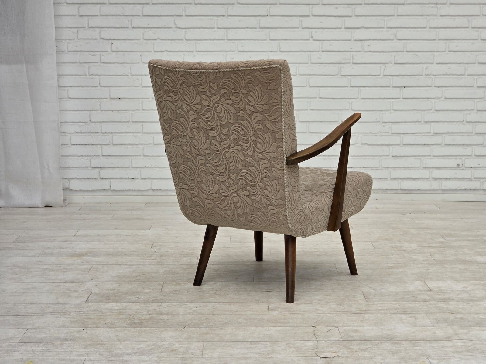 photo vinterior Ca. jaren 1960, Deense fauteuil, meubelwol, beukenhout.