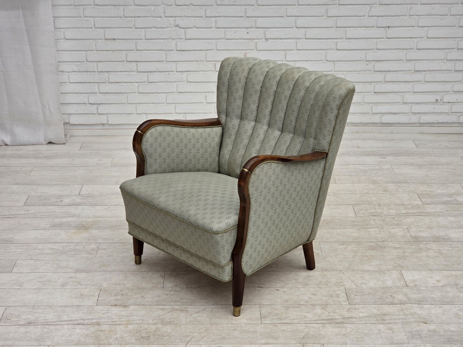 photo vintage Ca. jaren 1960, Deense fauteuil, lichtblauwe meubelstof, beukenhout.