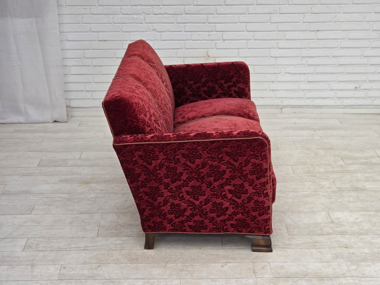 photo furniture Jaren 1950, Deense 3-zitsbank, meubelvelours, eikenhout.