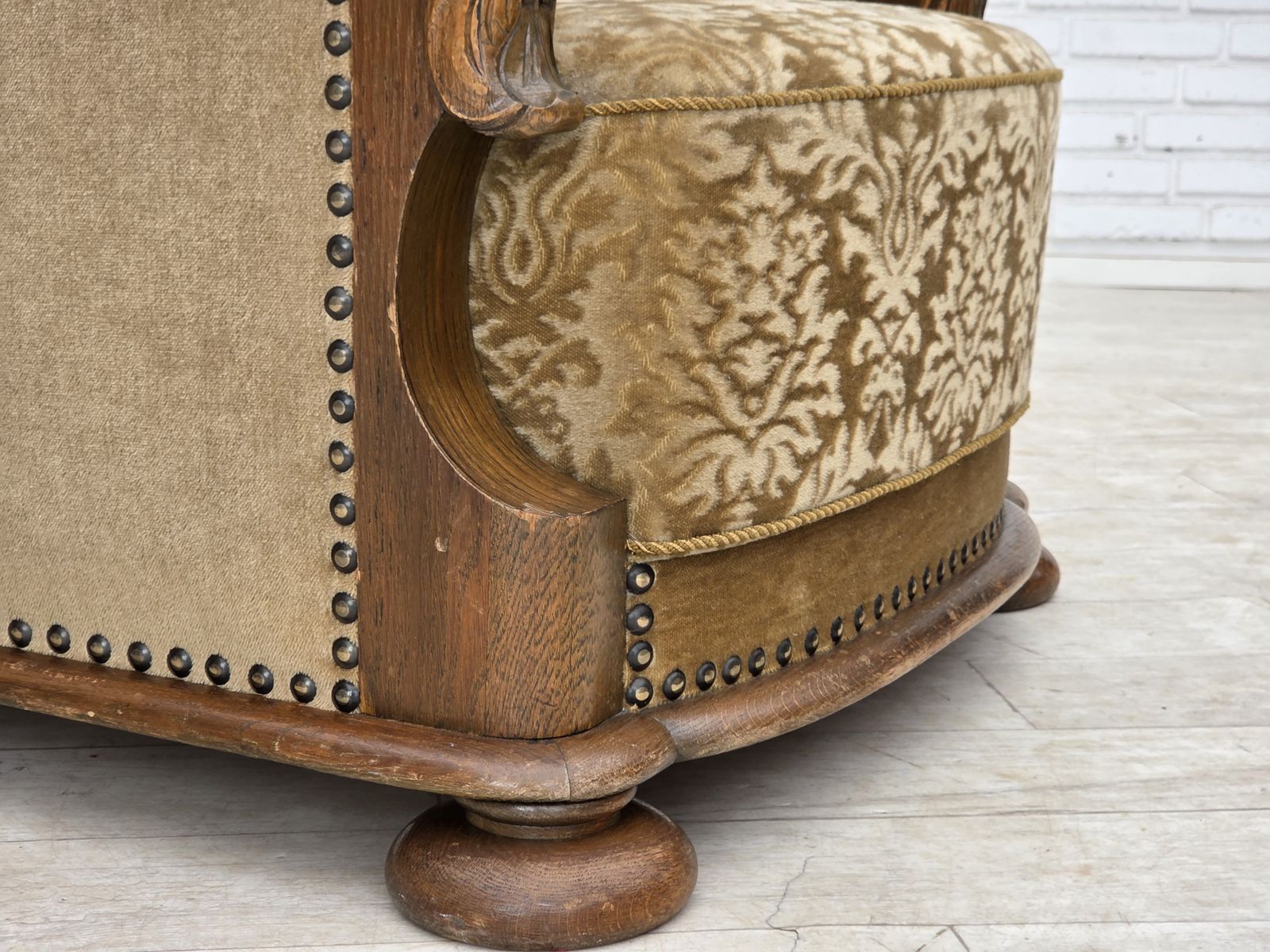 Ca. jaren 1950, Deense relax fauteuil, meubelvelours, gesneden eikenhout. photo for sale