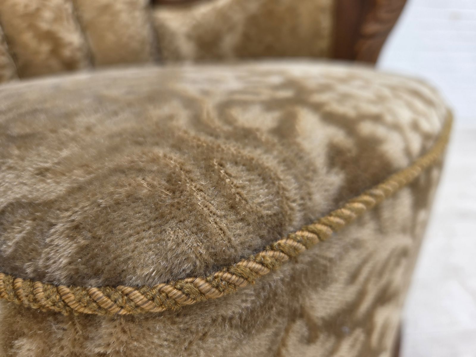 Ca. jaren 1950, Deense relax fauteuil, meubelvelours, gesneden eikenhout. photo vinterior