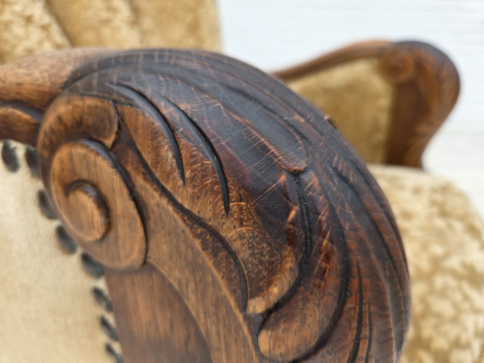 Ca. jaren 1950, Deense relax fauteuil, meubelvelours, gesneden eikenhout. photo buy