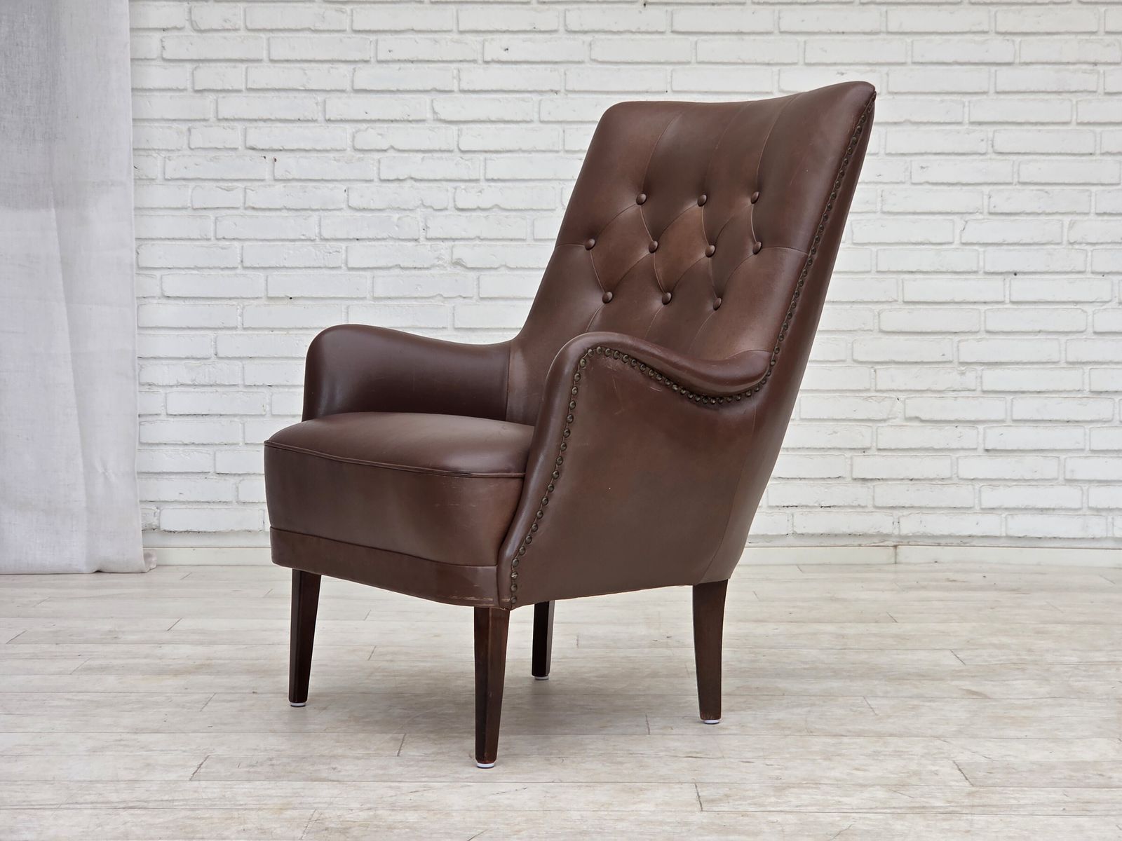 photo vintage Ca. jaren 1970, Deense fauteuil, bruin meubelleer.