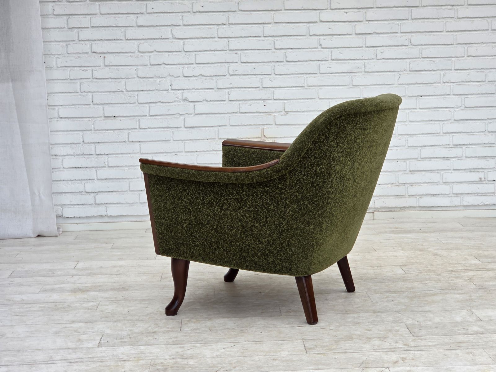 photo vintage Jaren 1970, Noorse fauteuil, groen meubelstof, teakhout