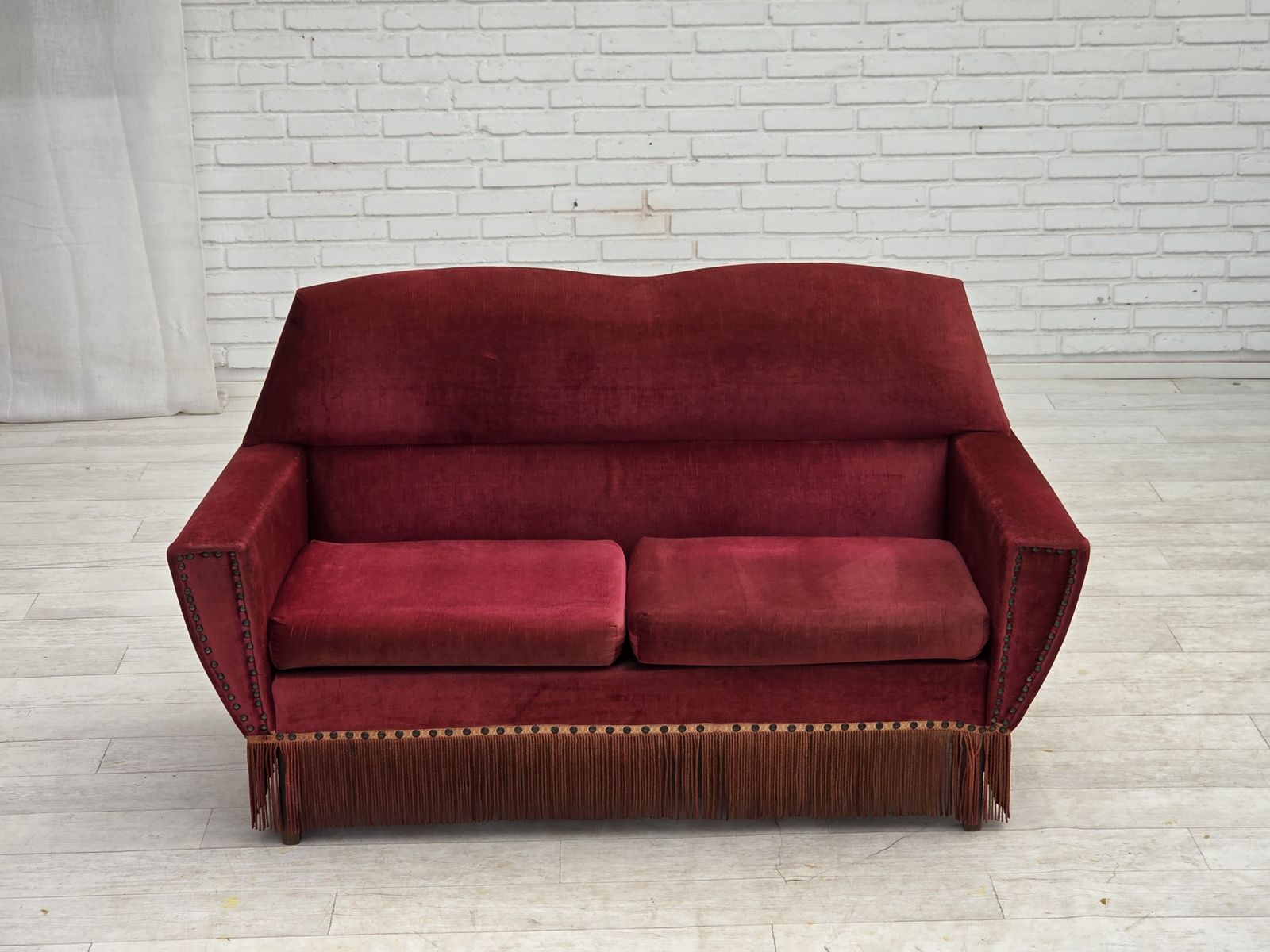 Deens 2-zitsbank, jaren 1970, rood meubelvelours. photo furniture