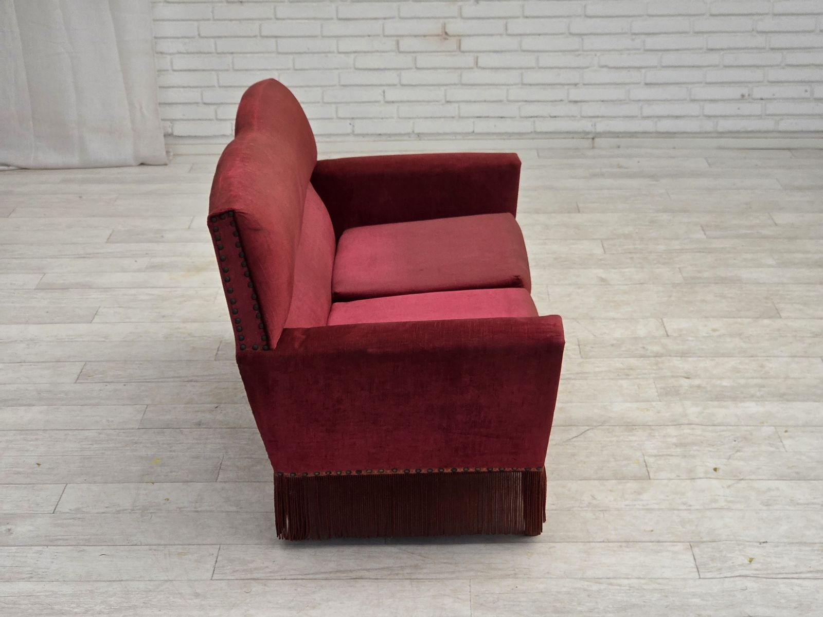 Meubels Deens 2-zitsbank, jaren 1970, rood meubelvelours. photo
