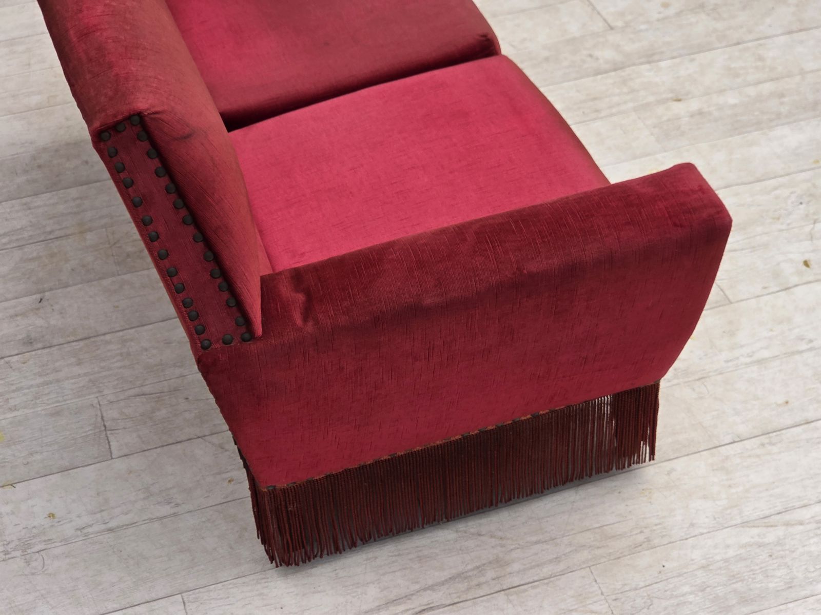 1290.0 Deens 2-zitsbank, jaren 1970, rood meubelvelours. photo