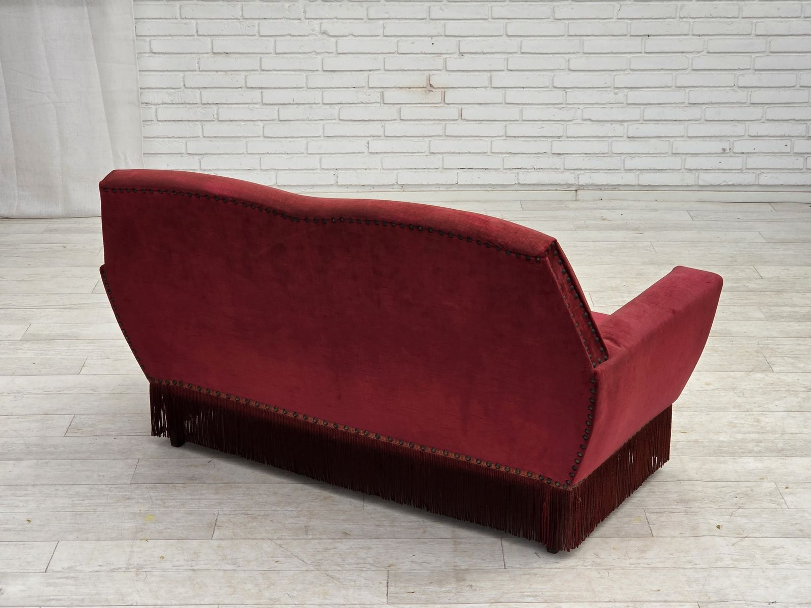 photo vinterior Deens 2-zitsbank, jaren 1970, rood meubelvelours.