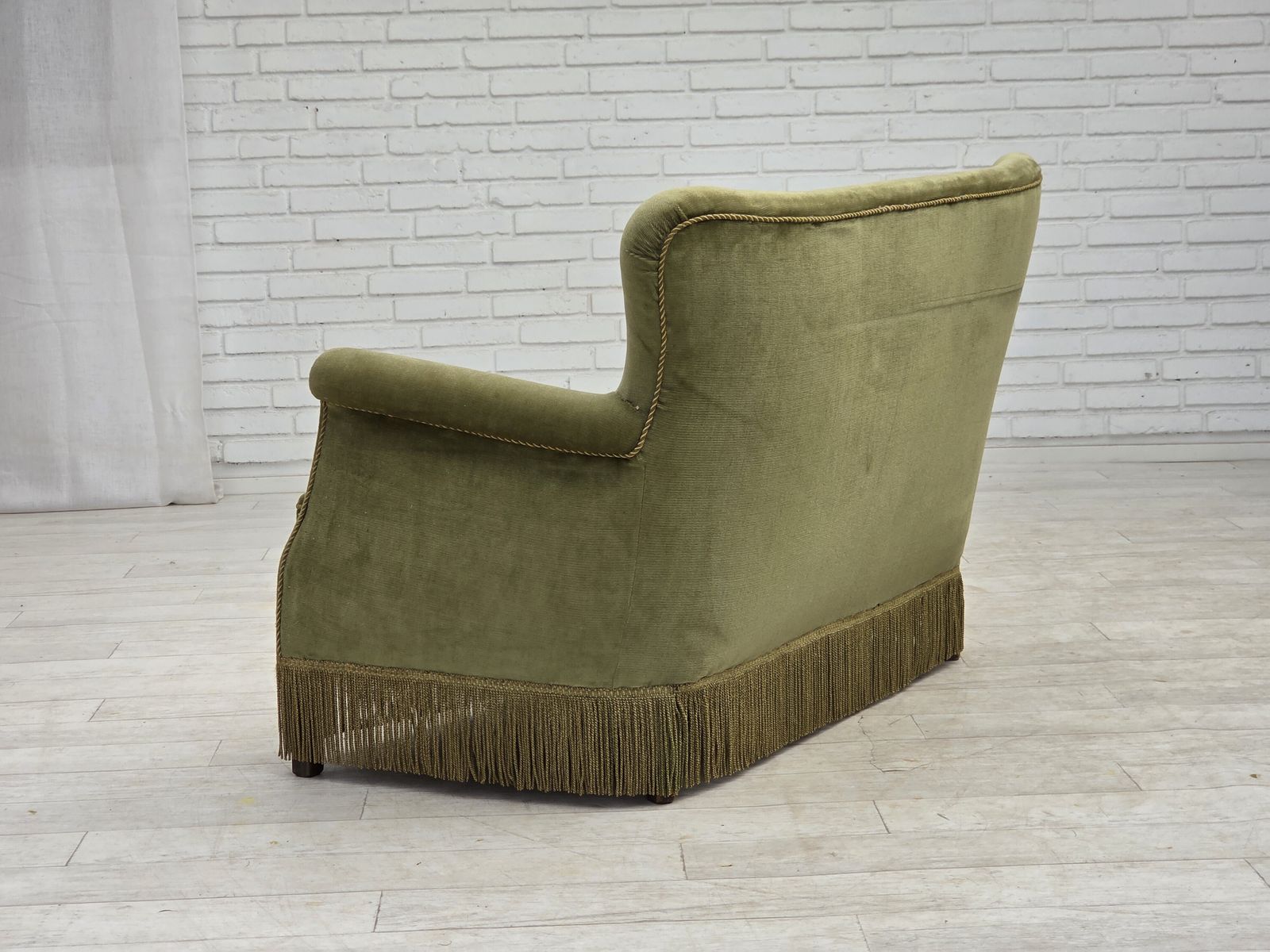 photo furniture Deense 2-zitsbank, ca. jaren 1970, lichtgroen meubelvelours.