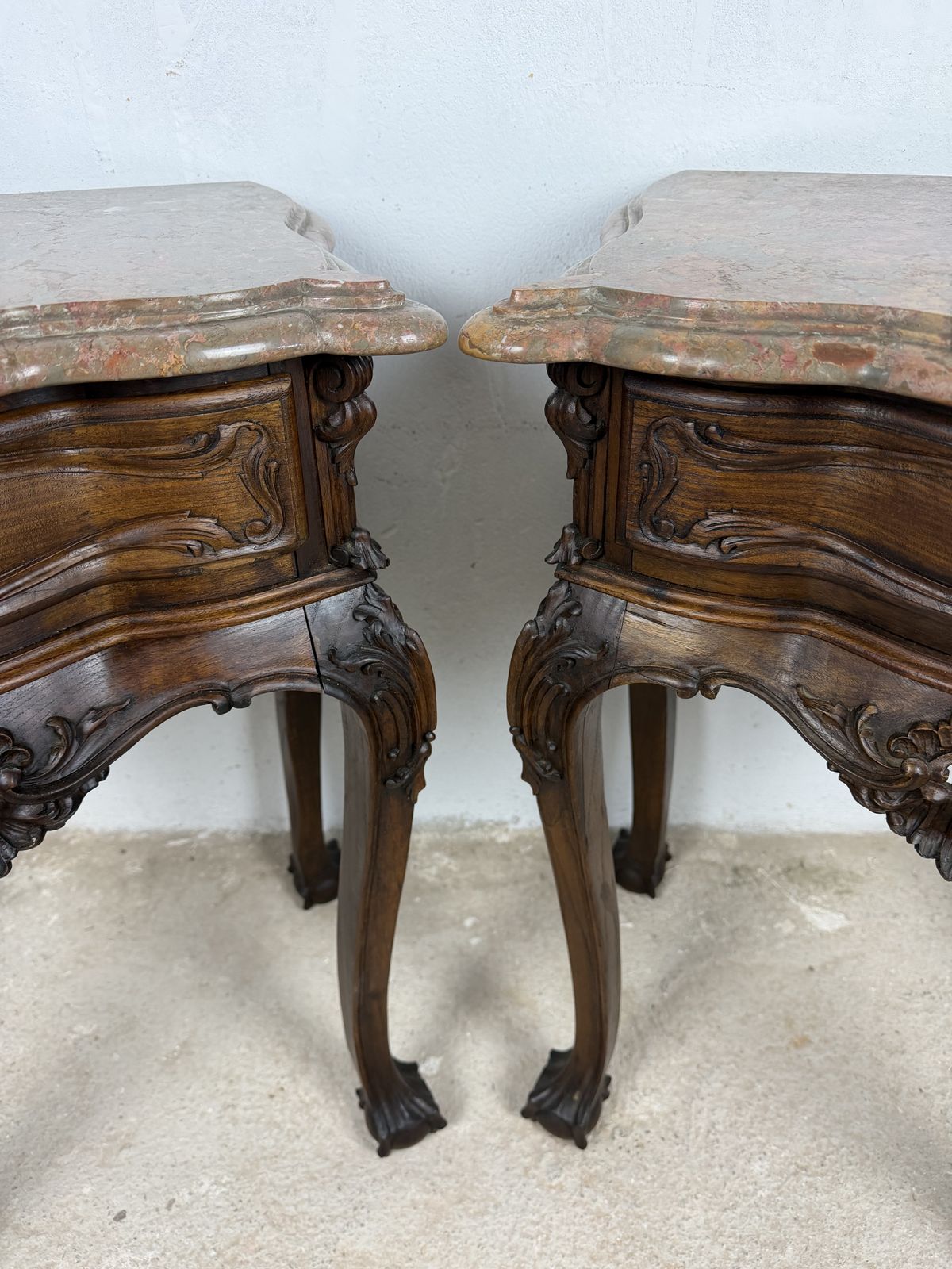 Paar Franse Louis XV-stijl nachtkastjes met marmeren bladen photo vinterior