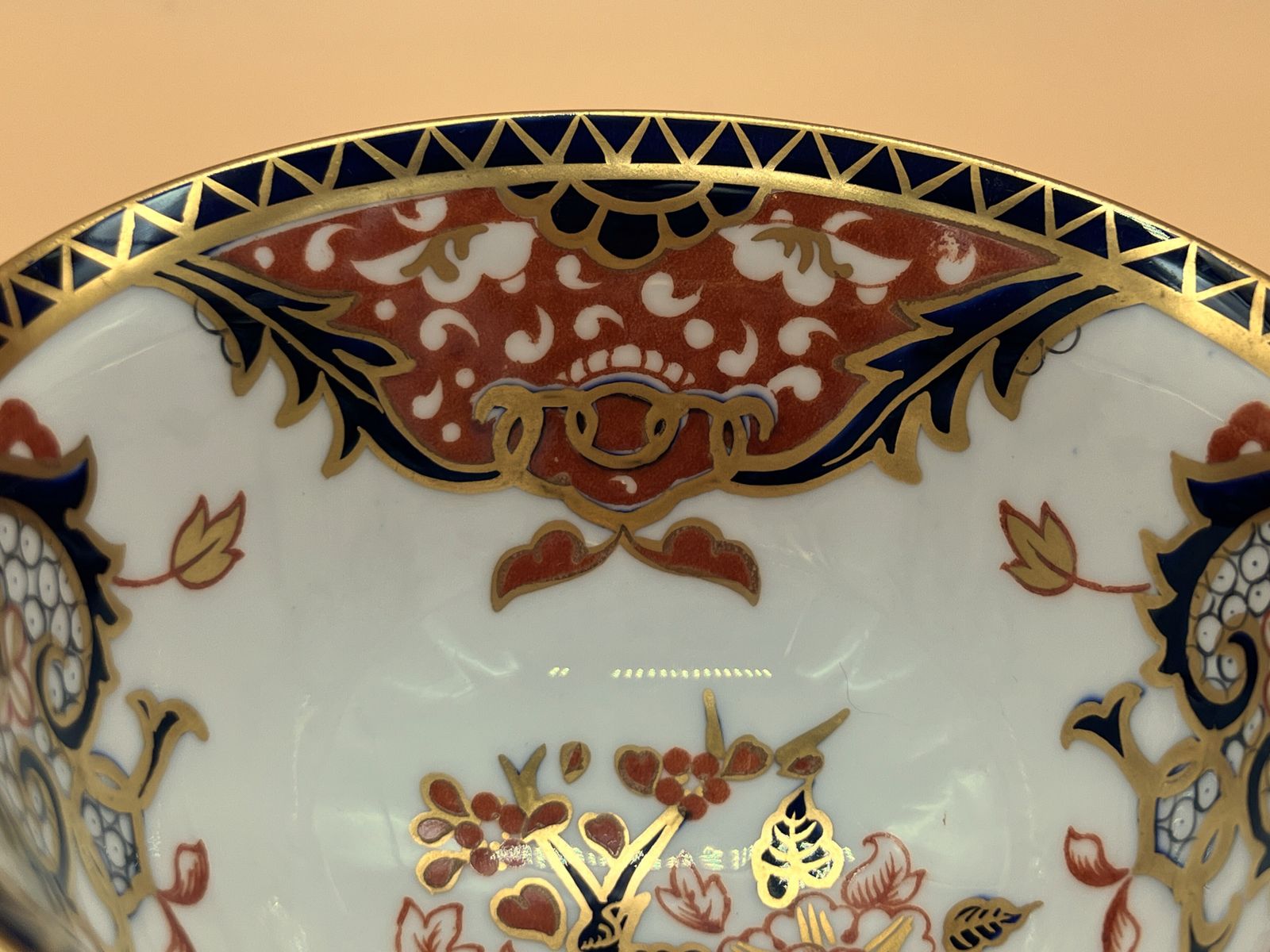 photo furniture Royal Crown Derby China Kings Imari Design Elgin Shape Theekopje en Schotel. 383.