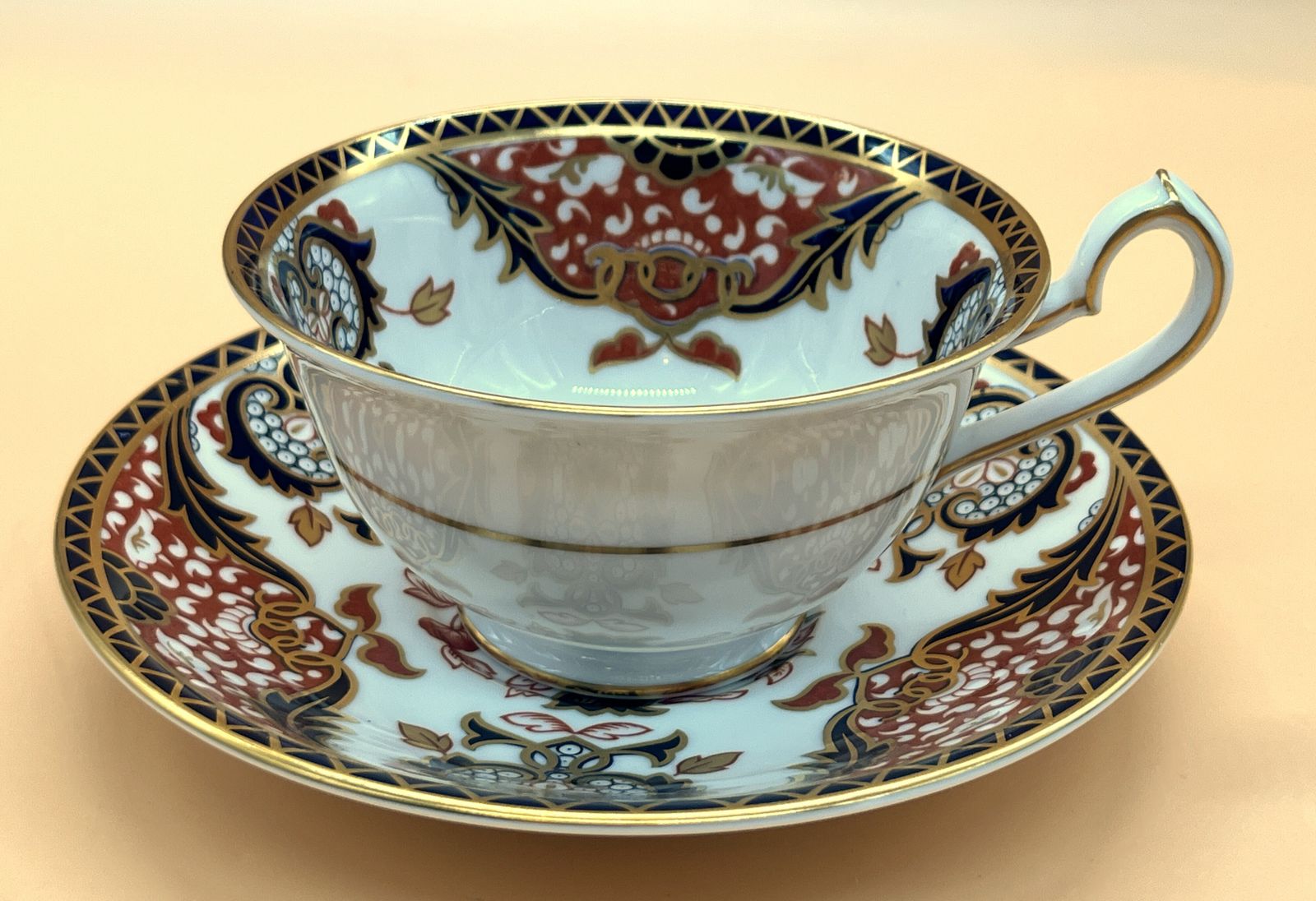 photo vinterior Royal Crown Derby China Kings Imari Design Elgin Shape Theekopje en Schotel. 383.