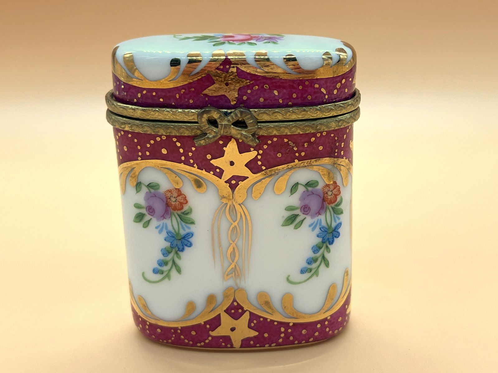 Limoges Porcelain France handgeschilderd sieradendoosje met sluitingsklem.
