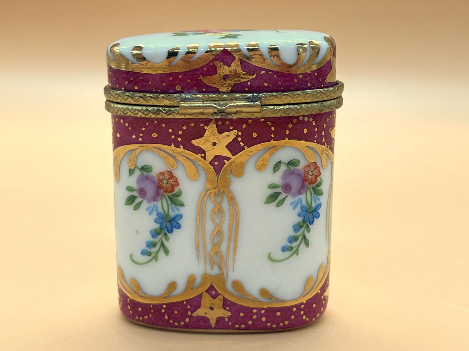 Limoges Porcelain France handgeschilderd sieradendoosje met sluitingsklem. photo for sale