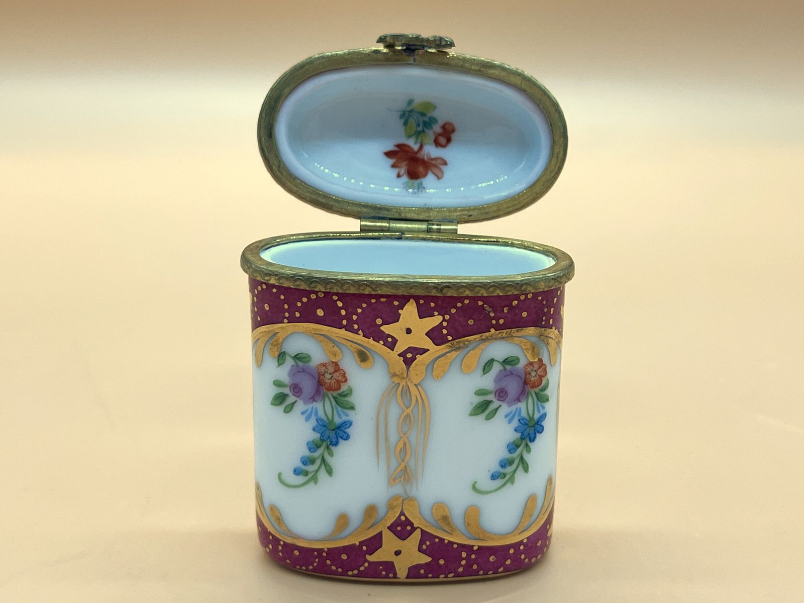 Limoges Porcelain France Hand Painted Clasp Fastening Trinket  / Jewelry Box. photo 50.0
