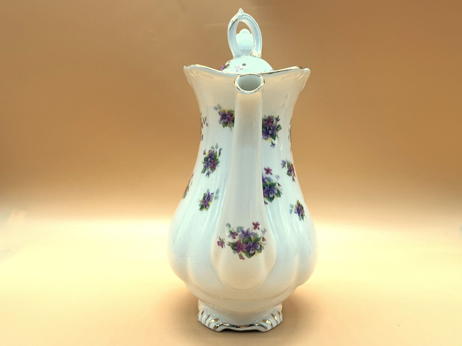 Vintage Royal Albert China Violetta theepot met een inhoud van 2 pint. photo furniture