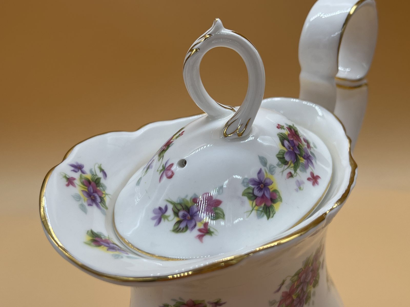 Vintage Royal Albert China Violetta theepot met een inhoud van 2 pint. photo 149.95