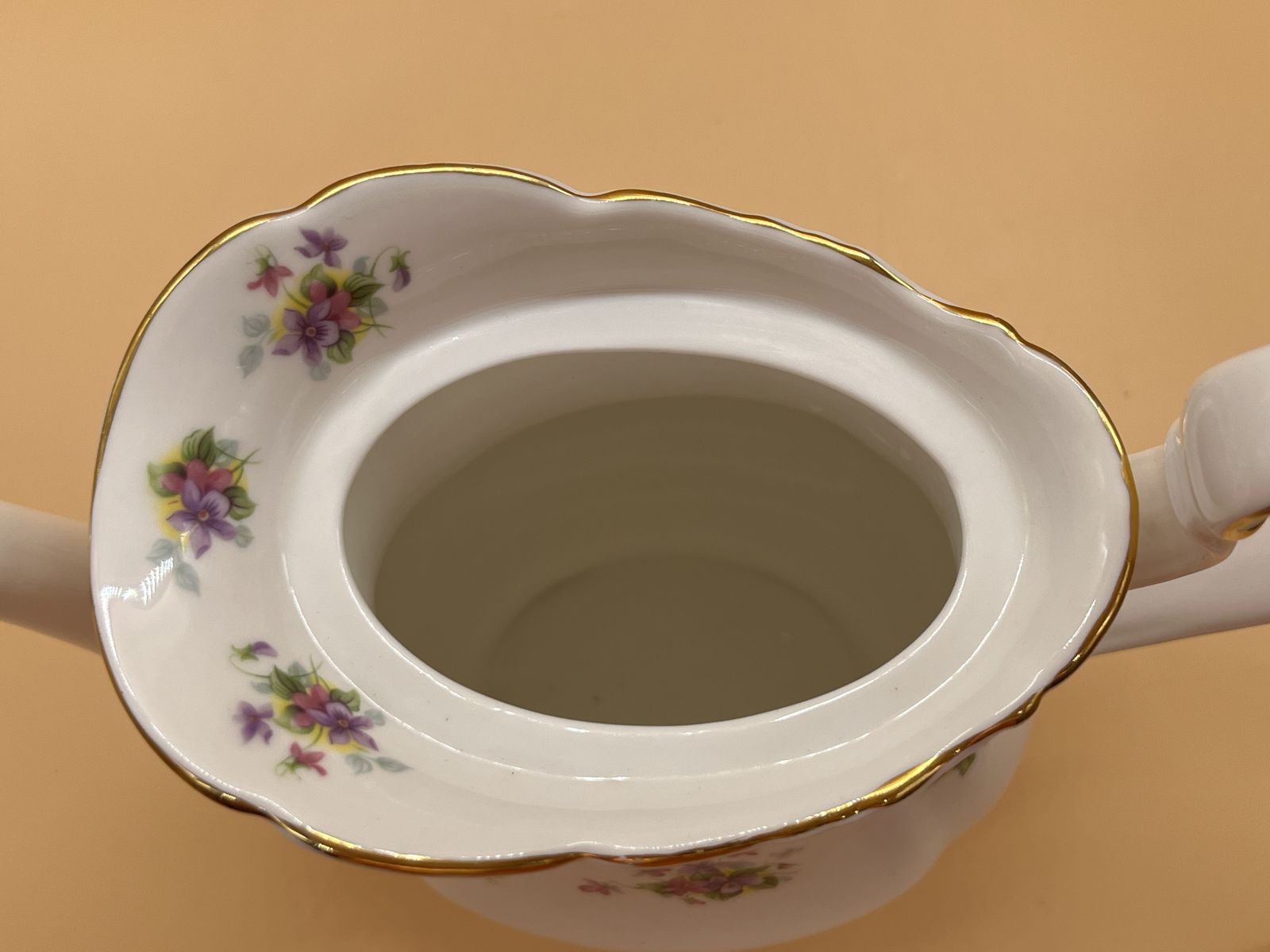 Vintage Royal Albert China Violetta theepot met een inhoud van 2 pint. photo vinterior
