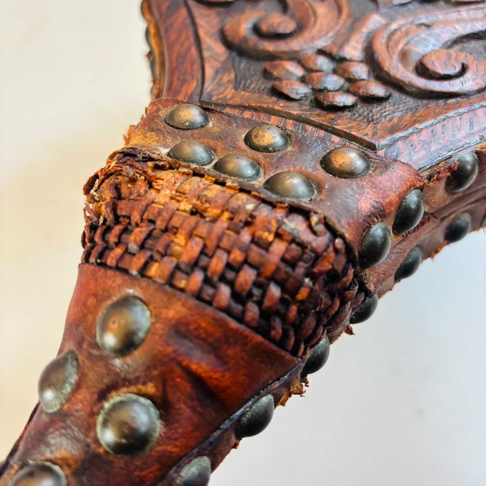 Soufflet de cheminée en chêne sculpté et cuir, Arts & Crafts, 1890, dans le style de Arthur Simpson Of Kendal photo Éléments architecturaux
