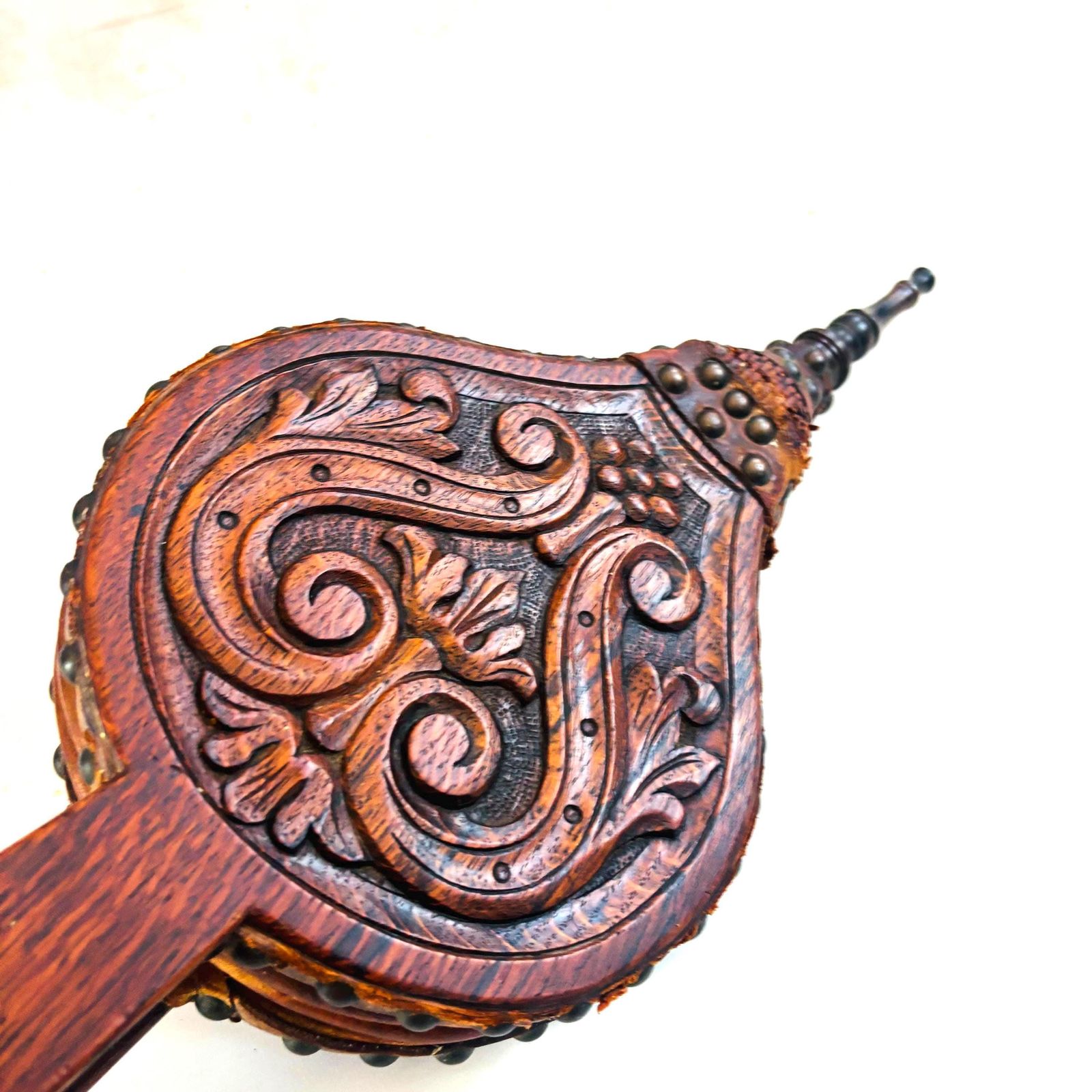 photo for sale Soufflet de cheminée en chêne sculpté et cuir, Arts & Crafts, 1890, dans le style de Arthur Simpson Of Kendal