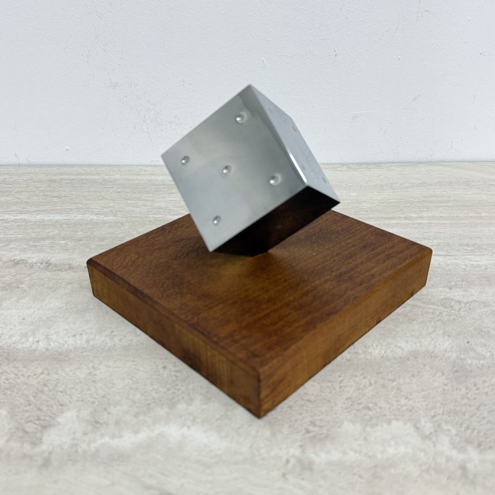 Mid-Century metalen dobbelsteensculptuur met houten voet, jaren 1970 photo 186.0