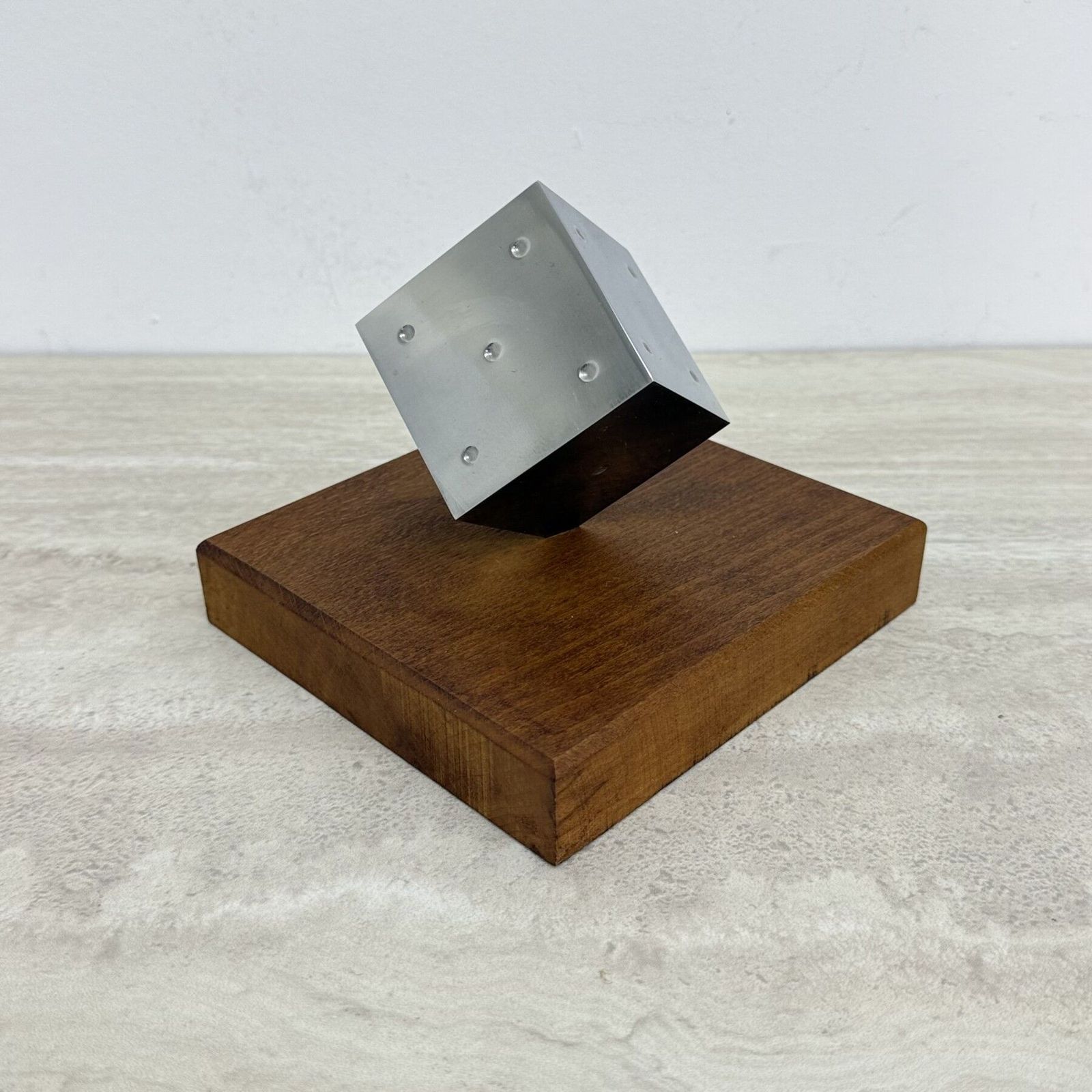 Sculpture mid-century en métal représentant un dé, socle en bois, années 1970 photo vintage