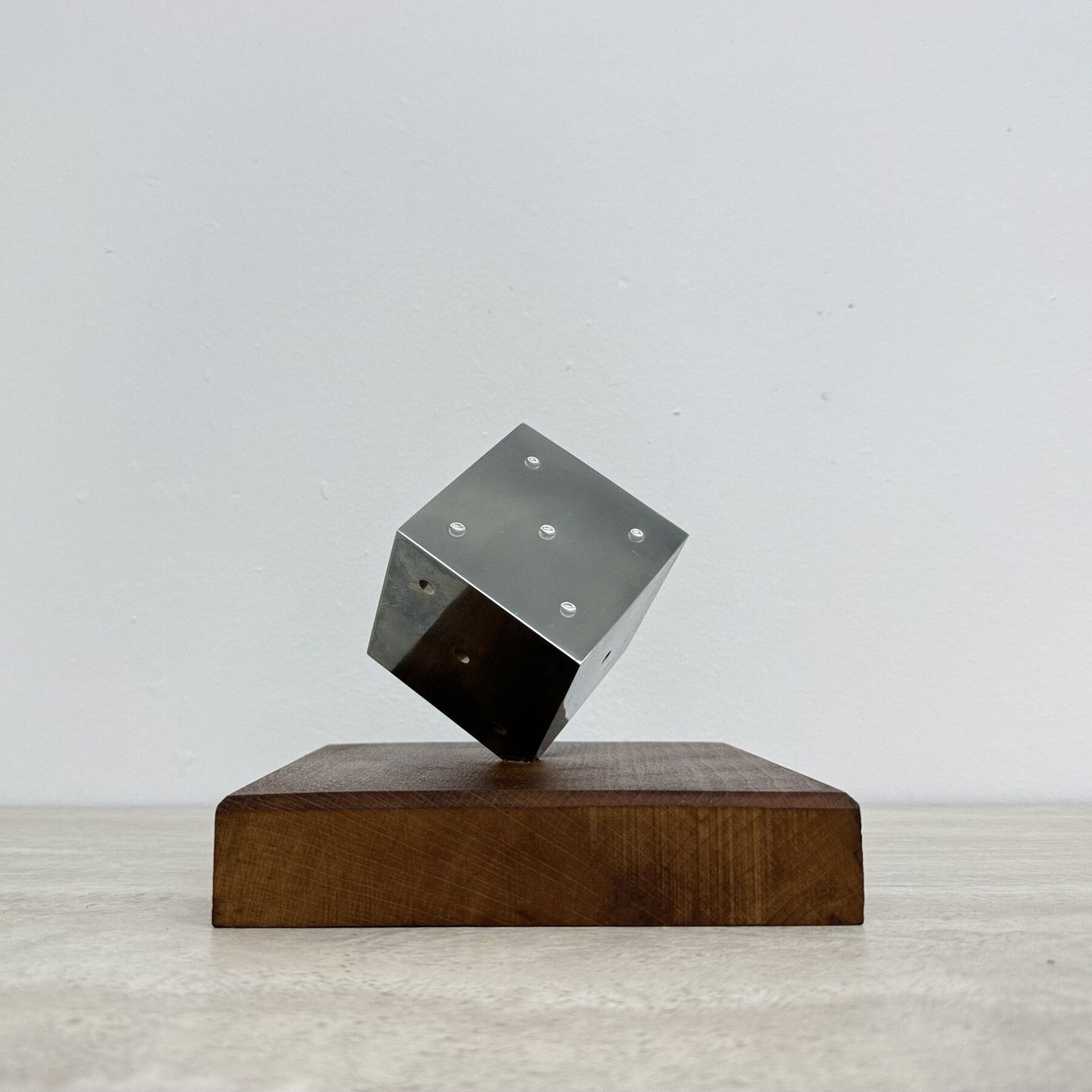 photo vinterior Mid-Century metalen dobbelsteensculptuur met houten voet, jaren 1970