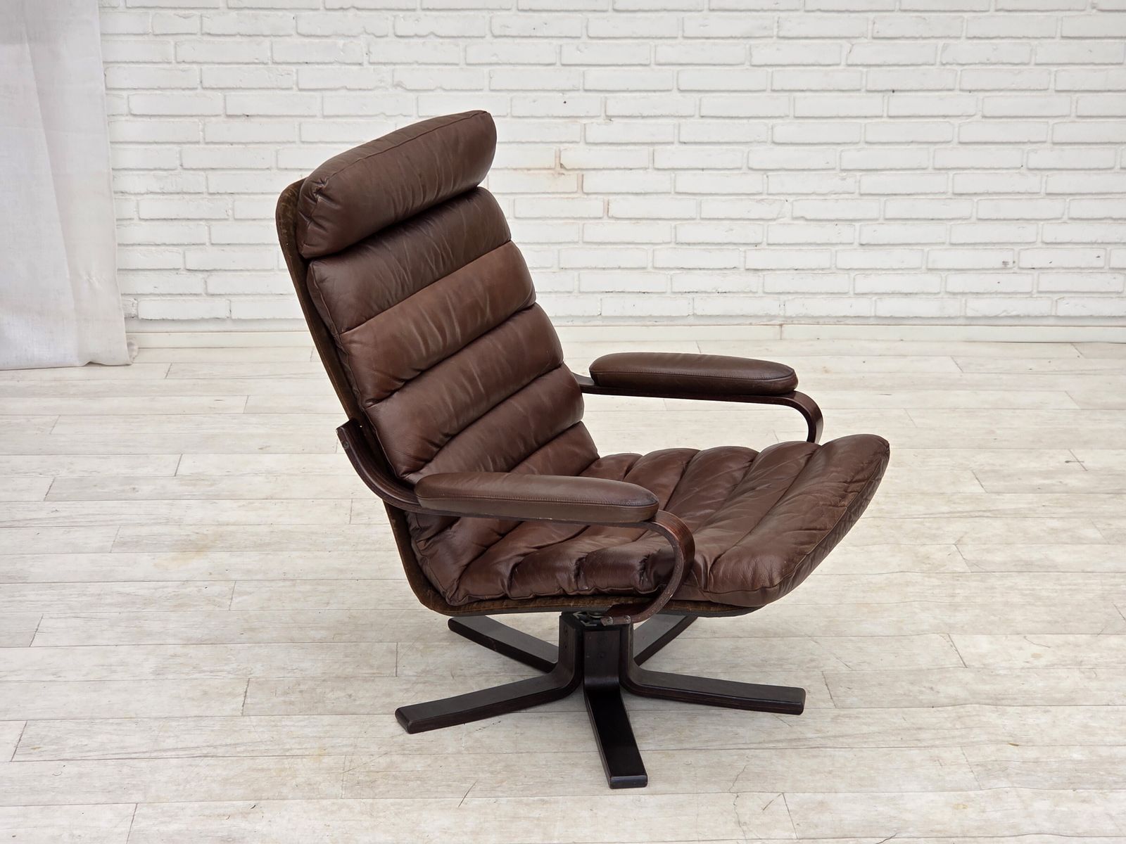Deense draaifauteuil van Georg Thams, ca. jaren 1970, bruin meubeleer. photo furniture