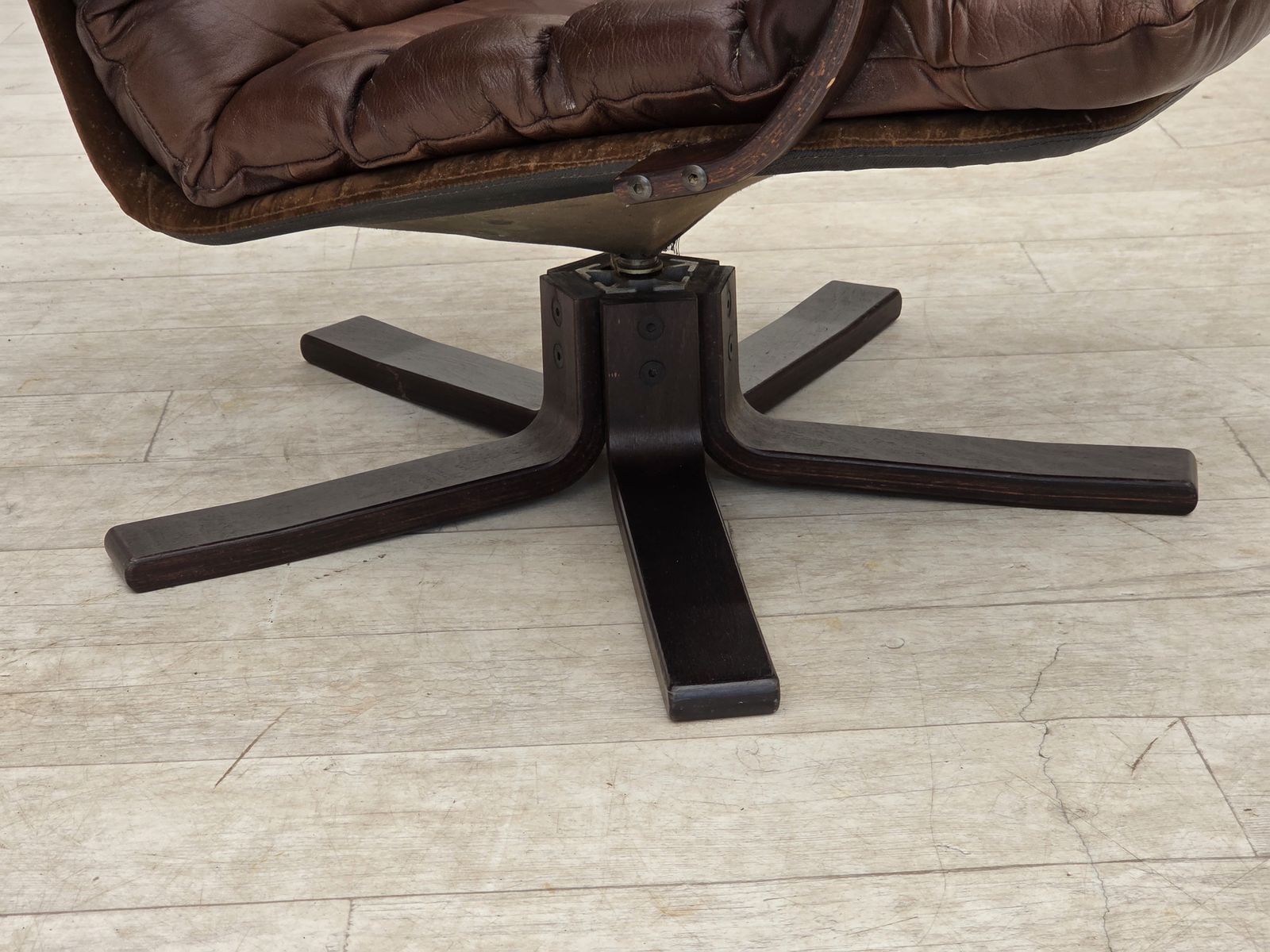 Deense draaifauteuil van Georg Thams, ca. jaren 1970, bruin meubeleer. photo 995.0