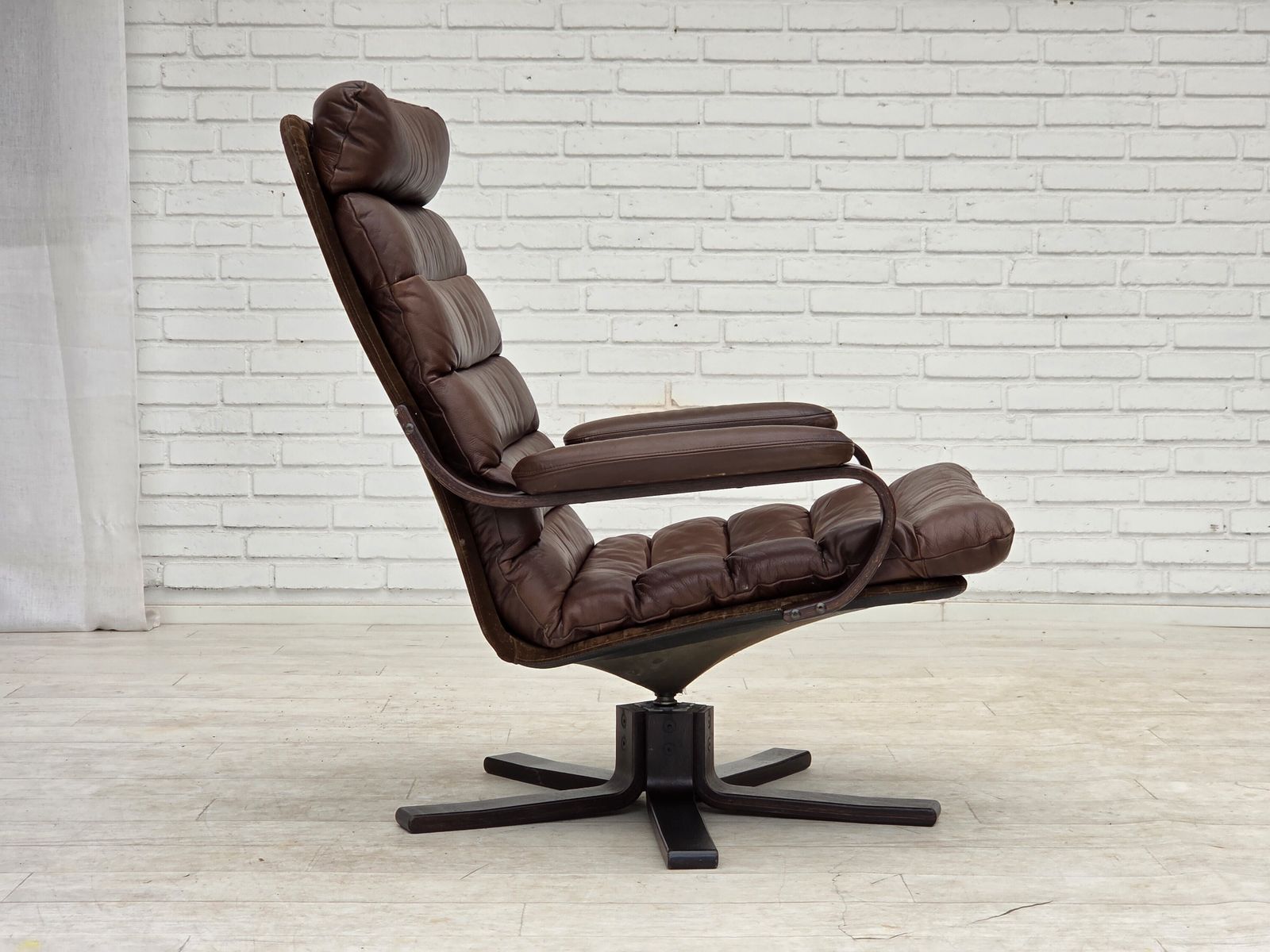 Deense draaifauteuil van Georg Thams, ca. jaren 1970, bruin meubeleer. photo vintage
